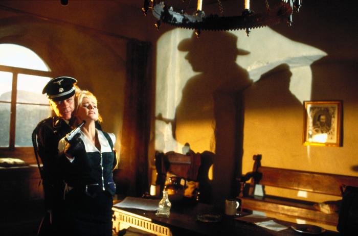 Alison Doody در صحنه فیلم سینمایی ایندیانا جونز و آخرین جنگ صلیبی به همراه Michael Byrne