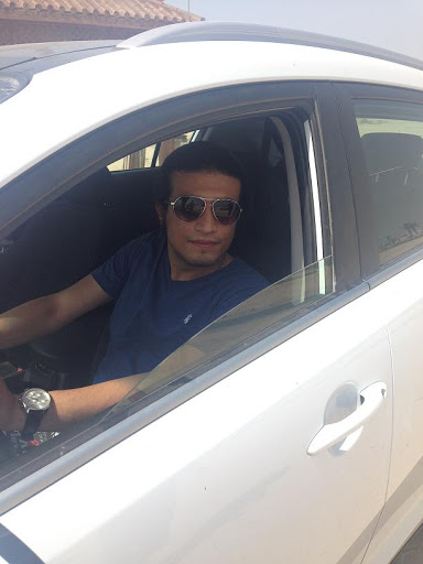 تصویری از اشکان شاپوری، نویسنده و کارگردان سینما و تلویزیون در حال بازیگری سر صحنه یکی از آثارش