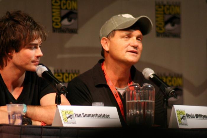 Kevin Williamson در صحنه سریال تلویزیونی خاطرات خون آشام به همراه Ian Somerhalder