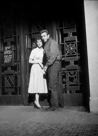 Natalie Wood در صحنه فیلم سینمایی شورش بی دلیل به همراه James Dean