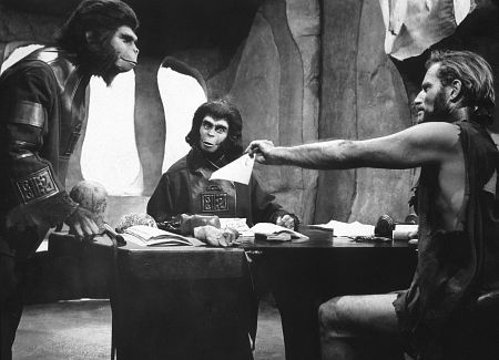کیم هانتر در صحنه فیلم سینمایی سیاره ی میمون ها به همراه Roddy McDowall و Charlton Heston