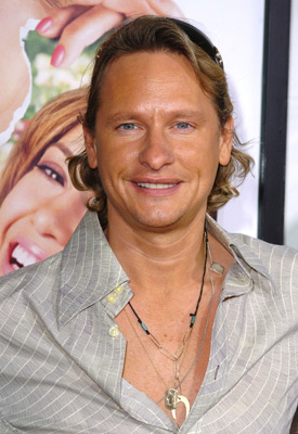 Carson Kressley در صحنه فیلم سینمایی مادر شوهر هیولا