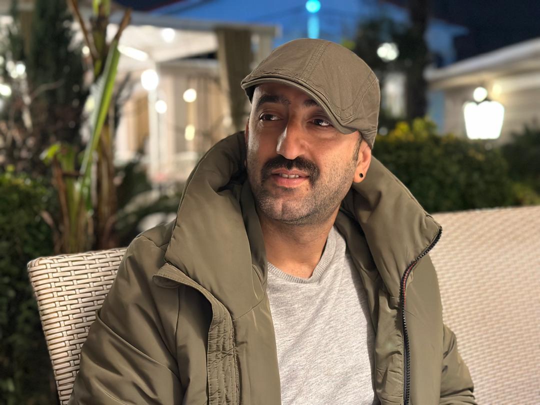 تصویری از مهران بستانی، دستیار صحنه و طراح صحنه سینما و تلویزیون در پشت صحنه یکی از آثارش