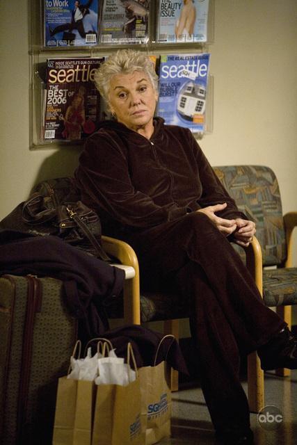 Tyne Daly در صحنه سریال تلویزیونی آناتومی گری