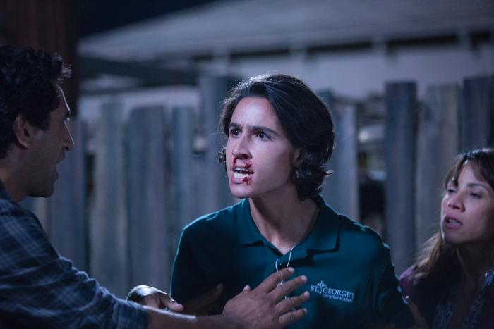 Lorenzo James Henrie در صحنه سریال تلویزیونی ترس از مردگان متحرک به همراه کلیف کرتیس و Elizabeth Rodriguez