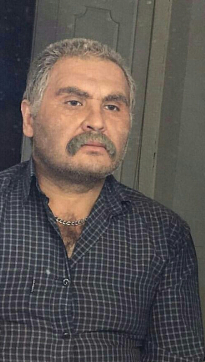 تصویری از حسین توکلی، بازیگر سینما و تلویزیون در حال بازیگری سر صحنه یکی از آثارش