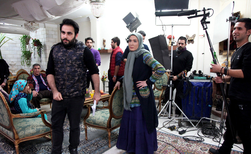 زهره فکورصبور در پشت صحنه سریال تلویزیونی پنچری به همراه بهشاد شریفیان