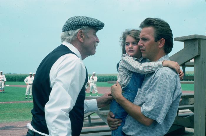 کوین کاستنر در صحنه فیلم سینمایی مزرعه رویاها به همراه Gaby Hoffmann و Burt Lancaster