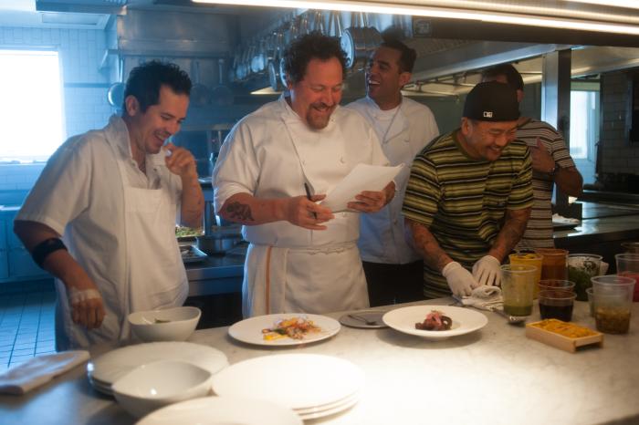 جان لگویزمائو در صحنه فیلم سینمایی سرآشپز به همراه بابی کاناوله و جان فاورو