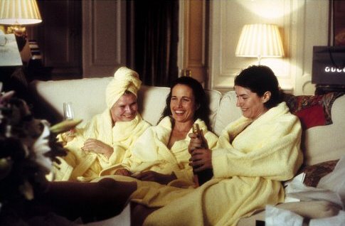 اندی مک  داول در صحنه فیلم سینمایی Crush به همراه Imelda Staunton و Anna Chancellor