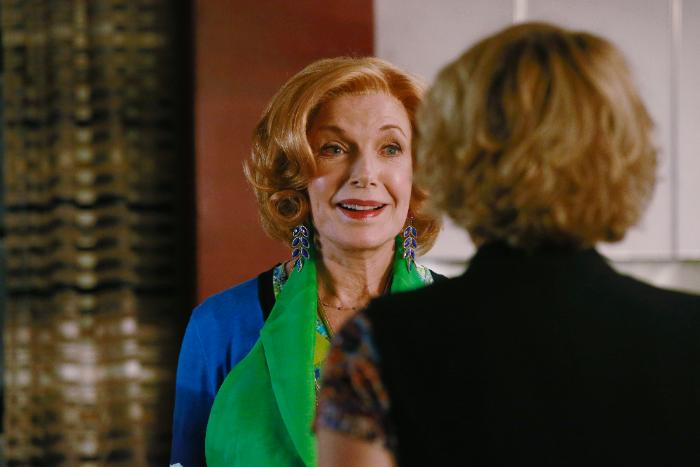 Stephnie Weir در صحنه سریال تلویزیونی کستل به همراه Susan Sullivan