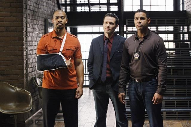 Aaron D. Spears در صحنه سریال تلویزیونی کستل به همراه Seamus Dever و Jon Huertas