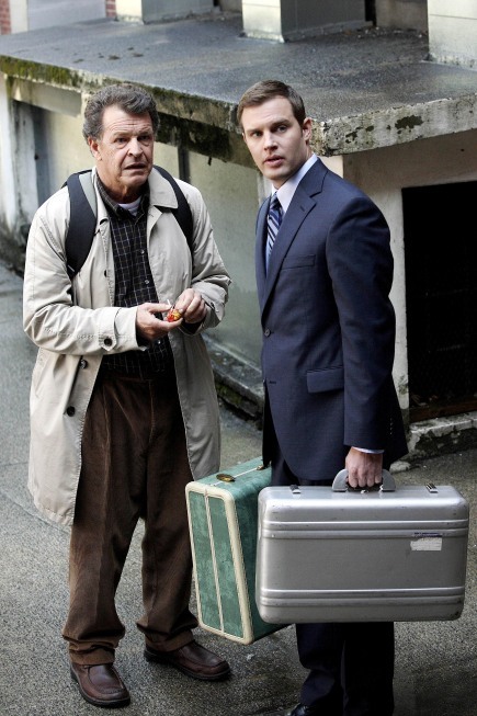 Travis Schuldt در صحنه سریال تلویزیونی فرینج به همراه جان نوبل