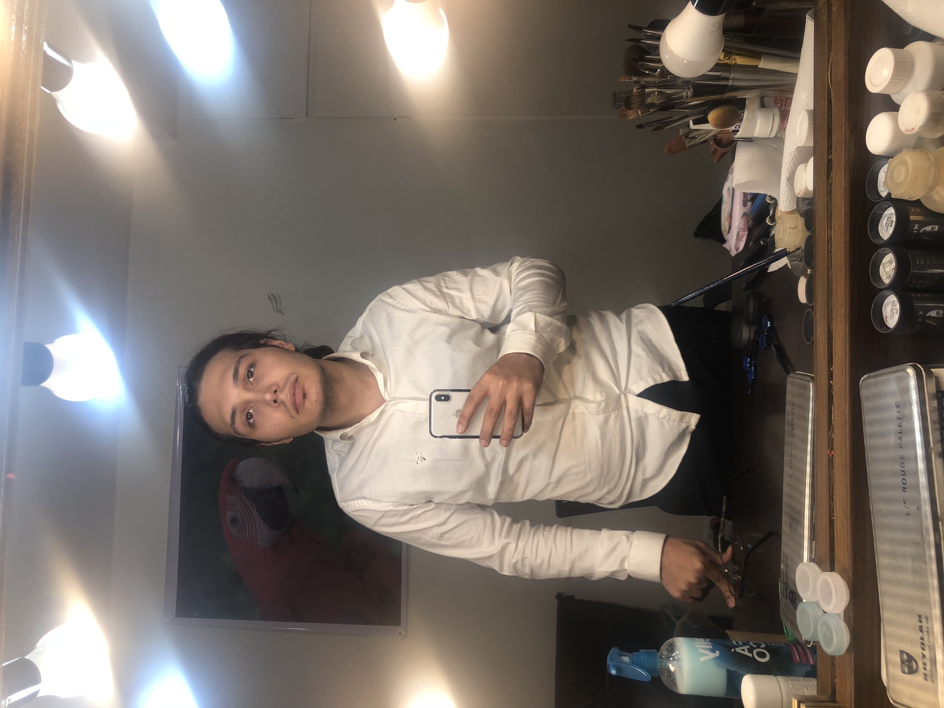 تصویری از پژمان بیوک سینما و تلویزیون در حال بازیگری سر صحنه یکی از آثارش