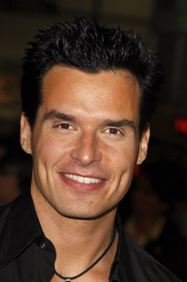 Antonio Sabato Jr. در صحنه فیلم سینمایی دیوار آتشین