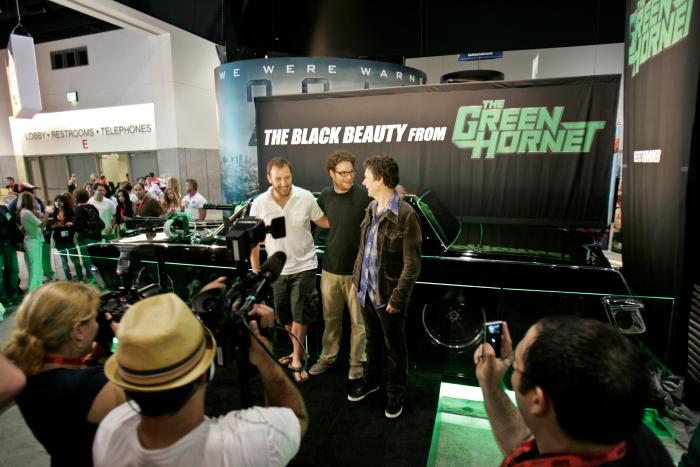 Evan Goldberg در صحنه فیلم سینمایی نقابداران به همراه Seth Rogen و میشل گوندری