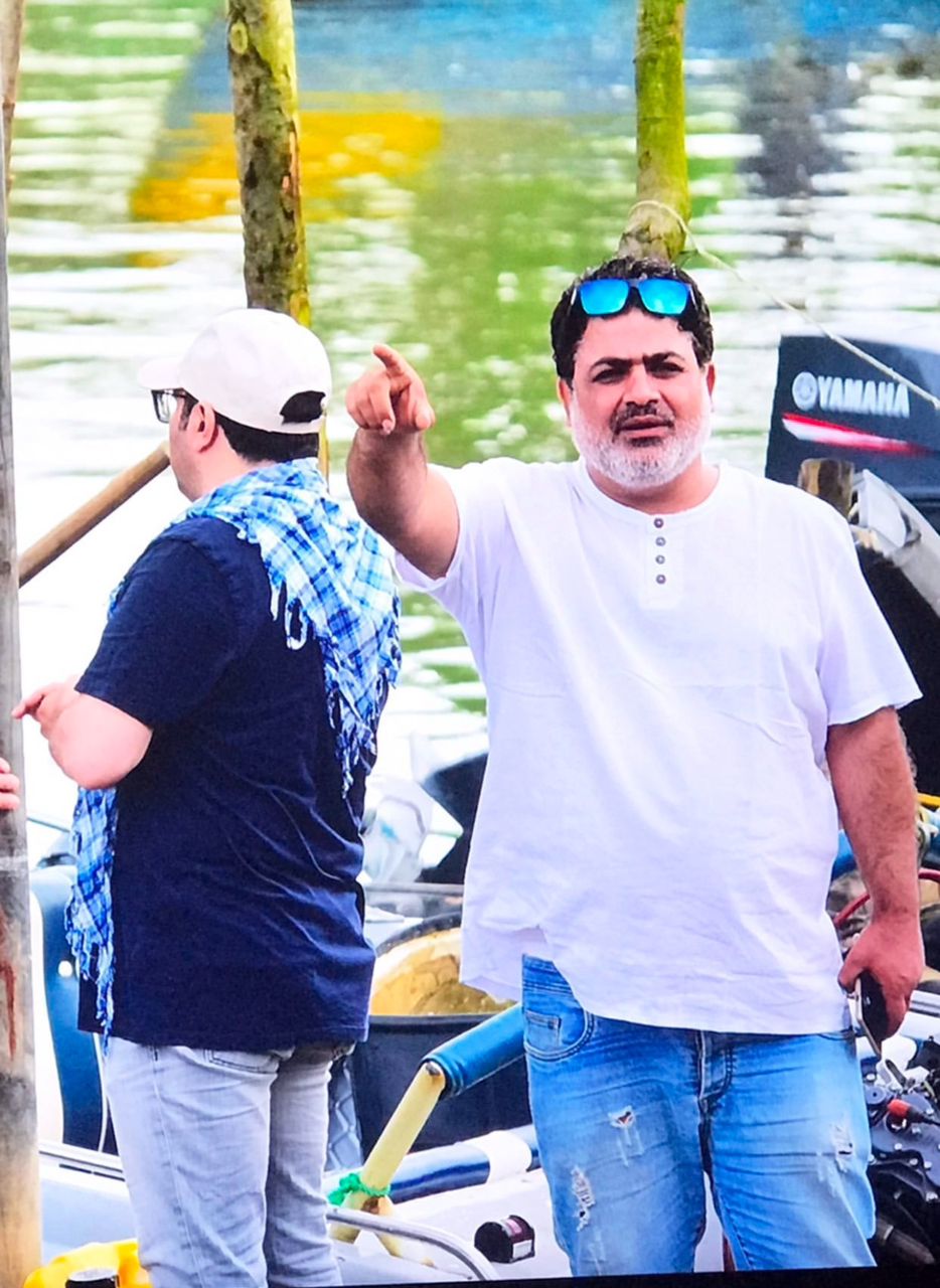 تصویری از رامین الماسی، بازیگر و مدیر تولید سینما و تلویزیون در پشت صحنه یکی از آثارش