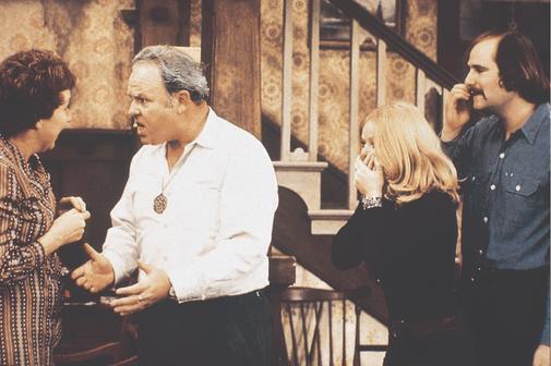 Jean Stapleton در صحنه سریال تلویزیونی All in the Family به همراه سالی استروتهرس، Carroll O'Connor و راب رینر