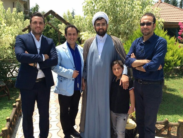 تصویری از عباس روزمه، تهیه کننده سینما و تلویزیون در حال بازیگری سر صحنه یکی از آثارش