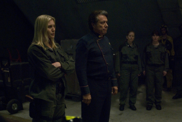 ادوارد جیمز آلموس در صحنه سریال تلویزیونی ناوبر فضایی گالاکتیک به همراه Katee Sackhoff