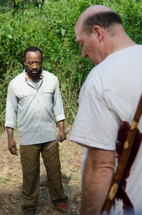 Lennie James در صحنه سریال تلویزیونی مردگان متحرک به همراه جان کارول لینچ