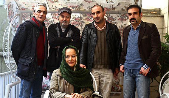 آزیتا حاجیان در پشت صحنه سریال تلویزیونی تا ثریا به همراه مهران احمدی، همایون ارشادی و سیروس مقدم