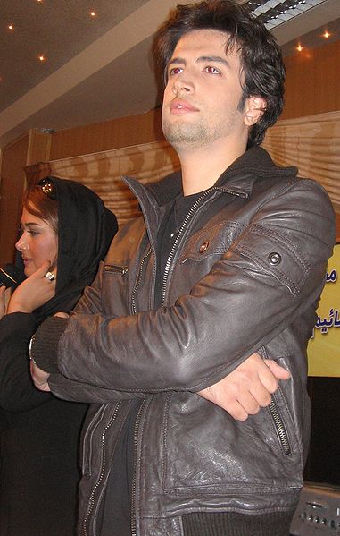 تصویری از بنیامین بهادری، بازیگر و مجری سینما و تلویزیون در حال بازیگری سر صحنه یکی از آثارش