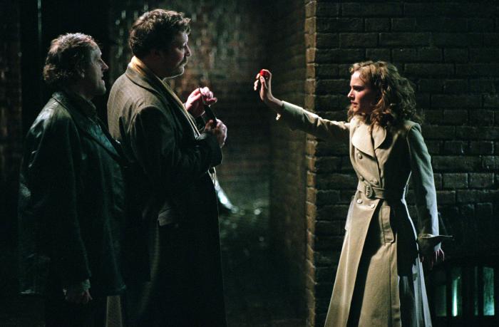 Ian Burfield در صحنه فیلم سینمایی وی برای انتقام به همراه ناتالی پورتمن