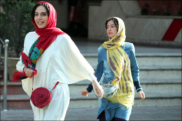 پردیس احمدیه در صحنه فیلم سینمایی خانه دختر به همراه رعنا آزادی‌ور