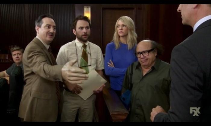 Andrew Friedman در صحنه سریال تلویزیونی فیلادلفیا همیشه آفتابی است به همراه کیتلین اولسون، Lance Barber، Charlie Day و دنی دویتو