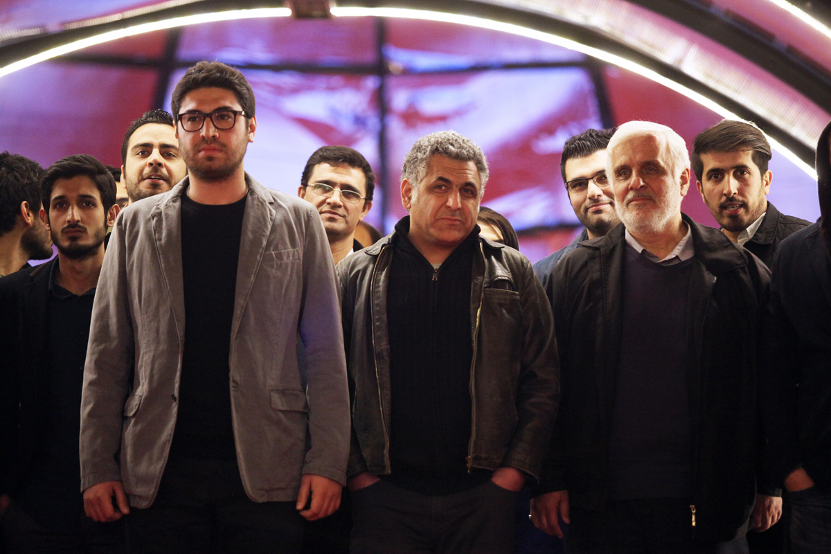 مانی حقیقی در فرش قرمز فیلم سینمایی من به همراه سهیل بیرقی و سعید سعدی