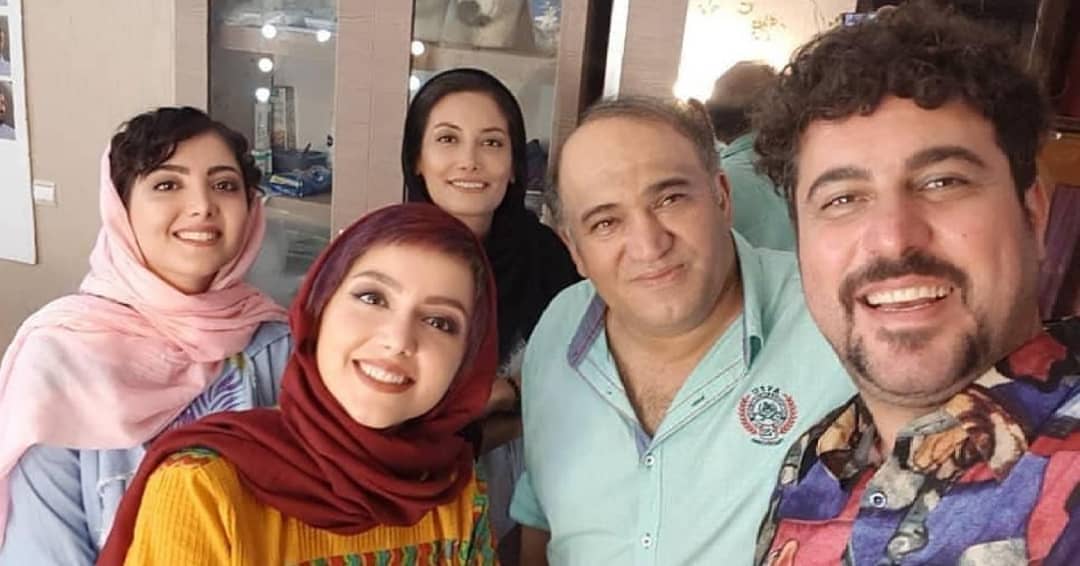 نازنین بیاتی در پشت صحنه فیلم سینمایی دینامیت به همراه نادر سلیمانی، محسن کیایی و زیبا کرمعلی