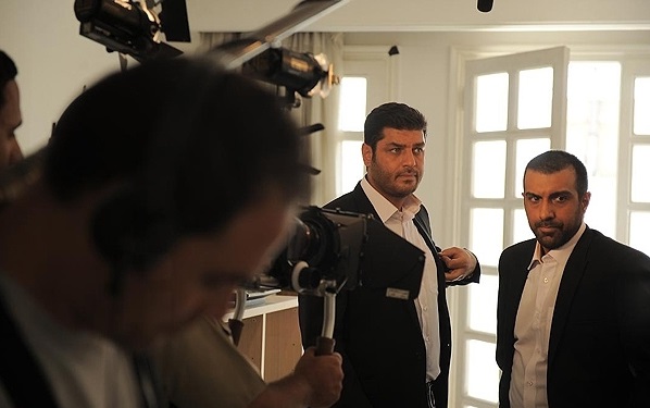 پولاد کیمیایی در پشت صحنه سریال تلویزیونی ماتادور به همراه سام درخشانی