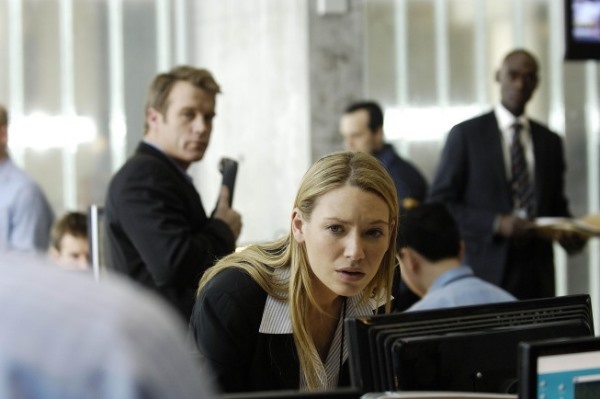 Mark Valley در صحنه سریال تلویزیونی فرینج به همراه لنس ردیک و Anna Torv