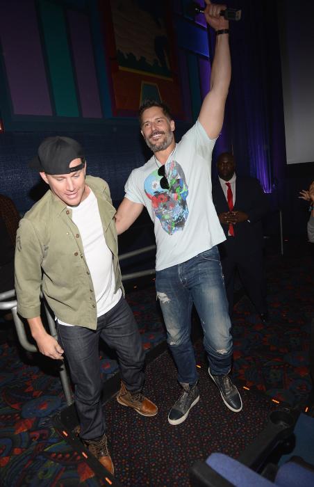 جو مانگانیلو در صحنه فیلم سینمایی مایک جادویی ایکس ایکس ال به همراه چنینگ تاتوم