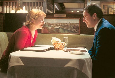 امیلی واتسون در صحنه فیلم سینمایی عشق پریشان به همراه آدام سندلر