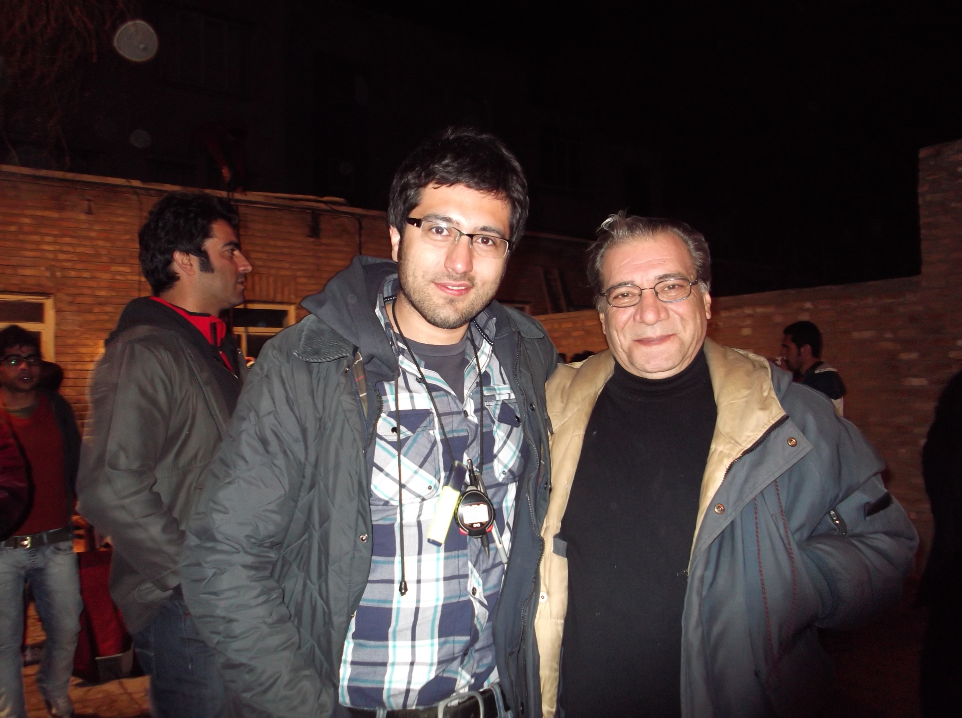 تصویری از رضا بقایی، منشی صحنه و بازیگر سینما و تلویزیون در حال بازیگری سر صحنه یکی از آثارش