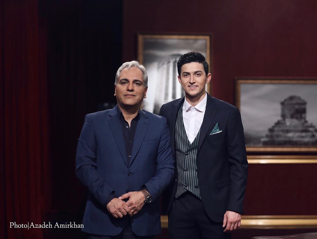 مهران مدیری در صحنه برنامه تلویزیونی دورهمی فصل چهارم به همراه سردار آزمون