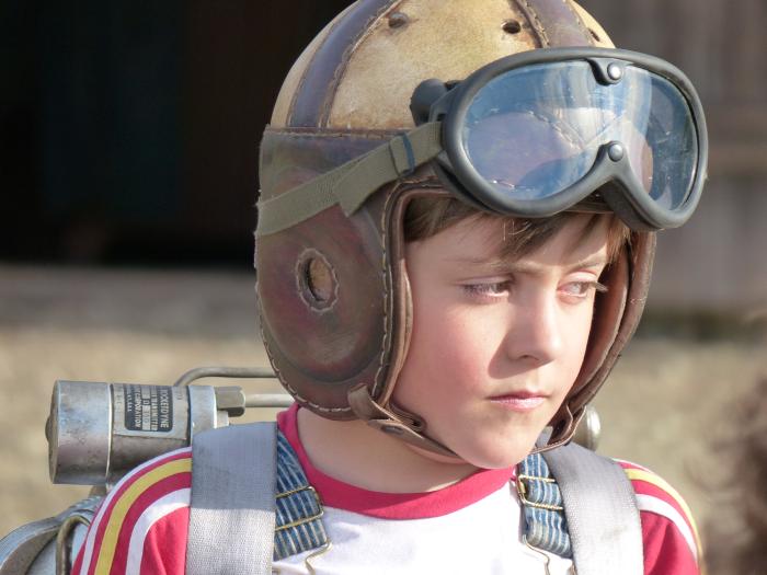 Thomas Robinson در صحنه فیلم سینمایی سرزمین فردا