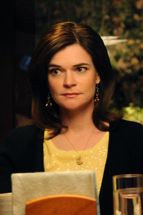 Betsy Brandt در صحنه سریال تلویزیونی برکینگ بد