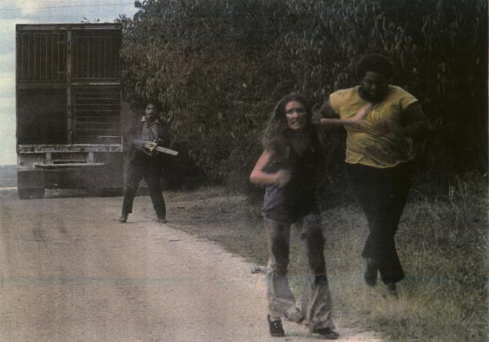 Gunnar Hansen در صحنه فیلم سینمایی کشتار با اره برقی تکزاس به همراه Marilyn Burns و Ed Guinn