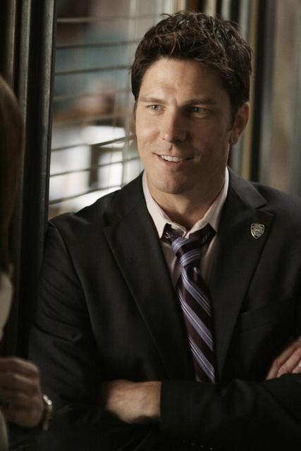 Michael Trucco در صحنه سریال تلویزیونی کستل