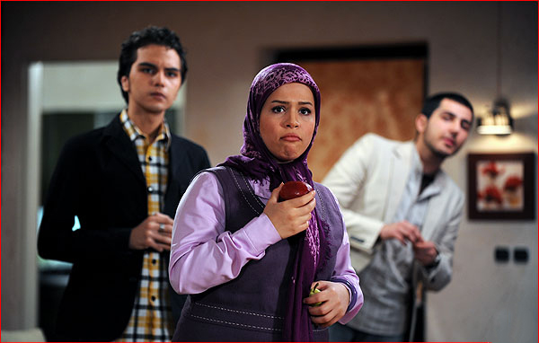 ملیکا شریفی‌نیا در صحنه سریال تلویزیونی آشپزباشی به همراه سید علی طباطبایی و محمدرضا غفاری