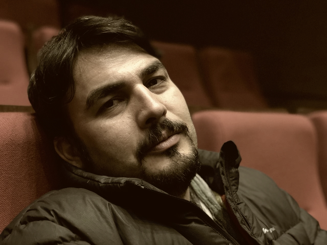 تصویری از بهمن حسینی، بازیگر و برنامه‌ریزی سینما و تلویزیون در حال بازیگری سر صحنه یکی از آثارش