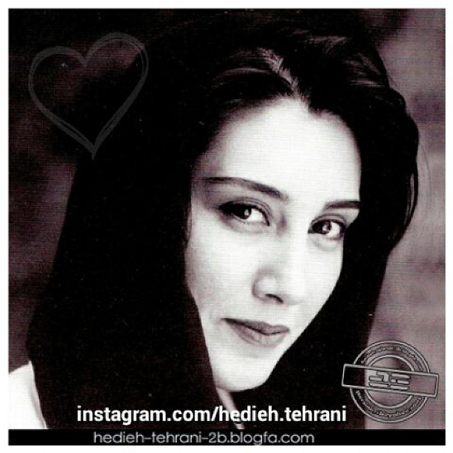 تصویری از هدیه تهرانی، بازیگر و طراح لباس سینما و تلویزیون در حال بازیگری سر صحنه یکی از آثارش