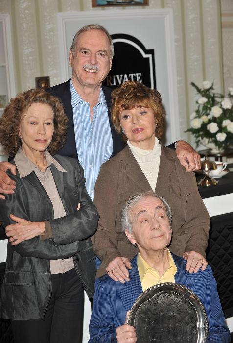 Connie Booth در صحنه سریال تلویزیونی برج های فاولتی به همراه Prunella Scales، Andrew Sachs و جان کلیز