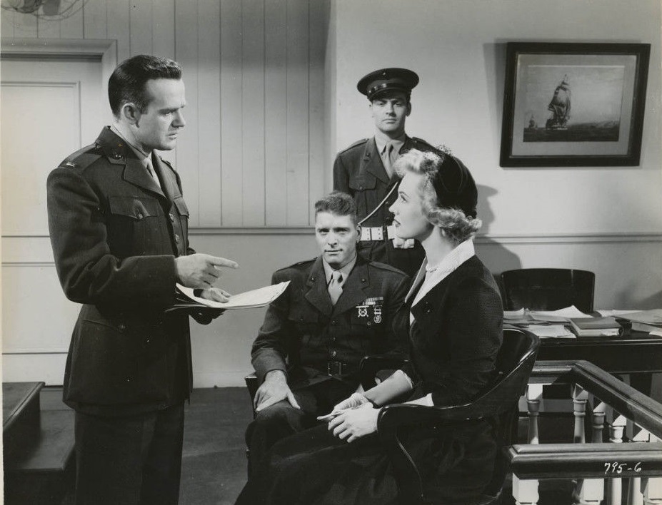 Virginia Mayo در صحنه فیلم سینمایی South Sea Woman به همراه Burt Lancaster و Hayden Rorke