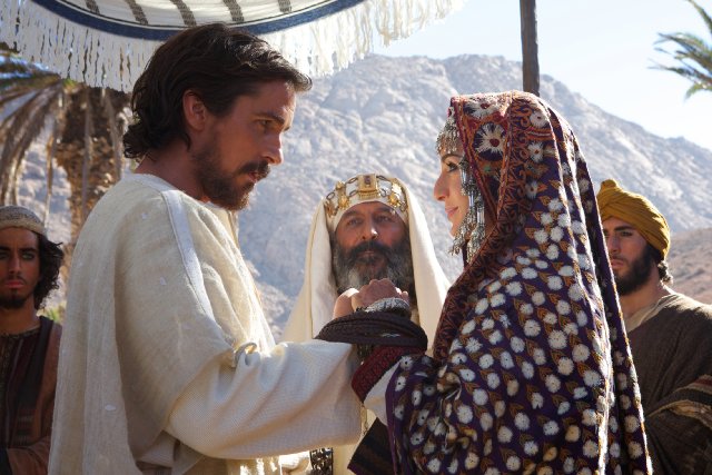 María Valverde در صحنه فیلم سینمایی اکسودوس:خدایان و پادشاهان به همراه کریستین بیل