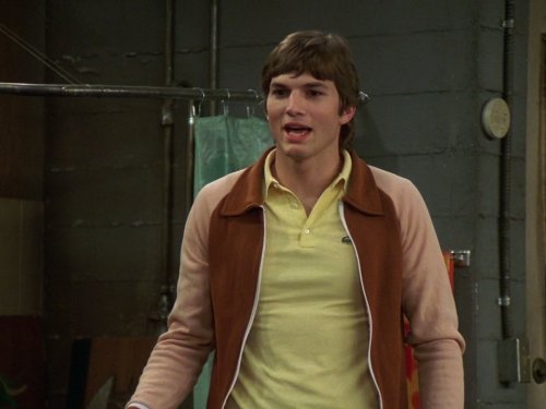 Ashton Kutcher در صحنه سریال تلویزیونی That '70s Show
