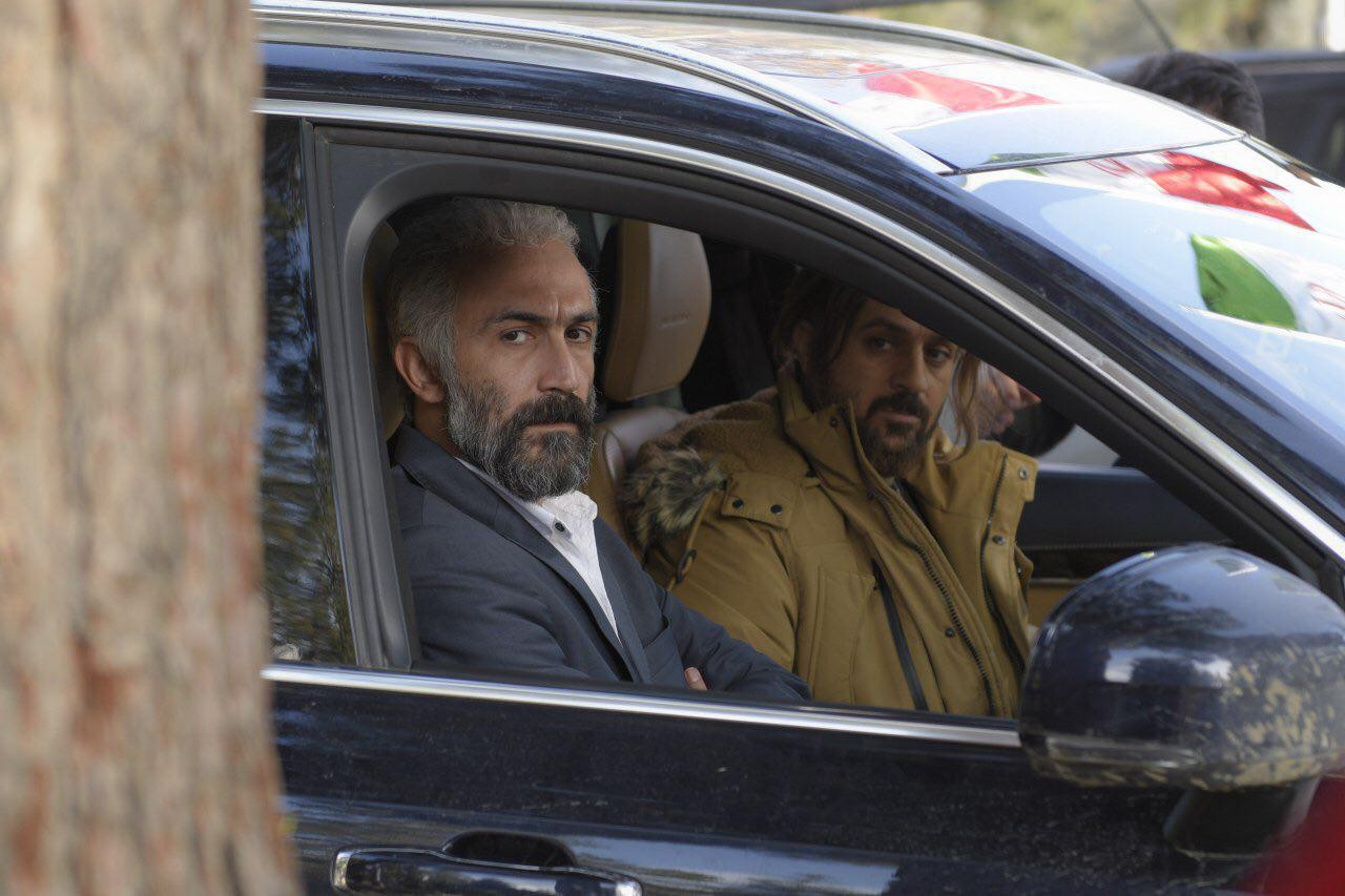 احمد مهران‌فر در صحنه فیلم سینمایی کاتیوشا به همراه هادی حجازی‌فر